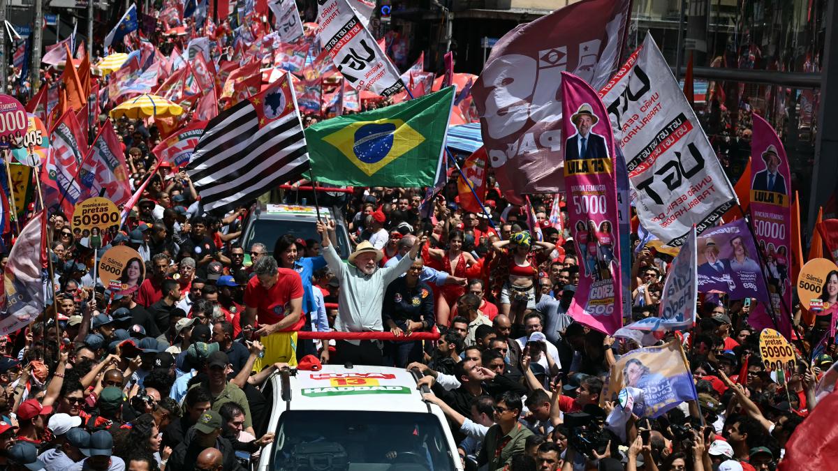 Lula e Flávio Bolsonaro encerram a campanha antes das eleições apertadas