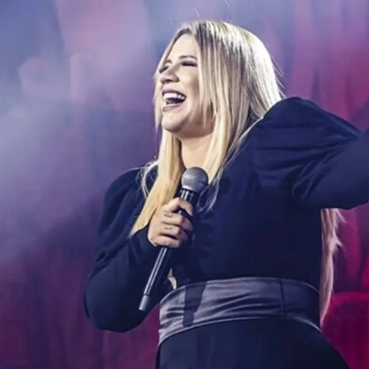 Marília Mendonça evitou músicas próprias para fugir de fofocas, diz livro