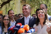 Flávio Bolsonaro em coletiva em frente ao seu QG de campanha