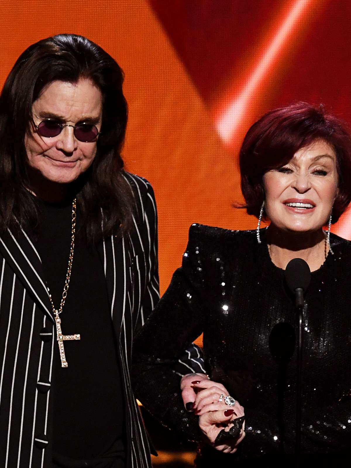 Sharon Osbourne diz que visita o túmulo de Ozzy todos os dias: 'Você nunca supera completamente'
