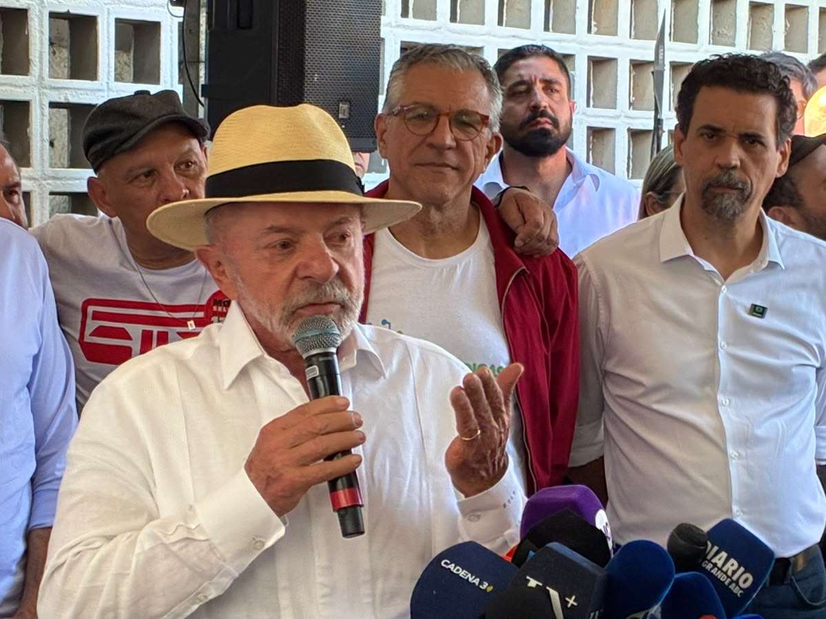 Lula vota em São Bernardo do Campo e diz que irá propor reforma no STF caso seja reeleito