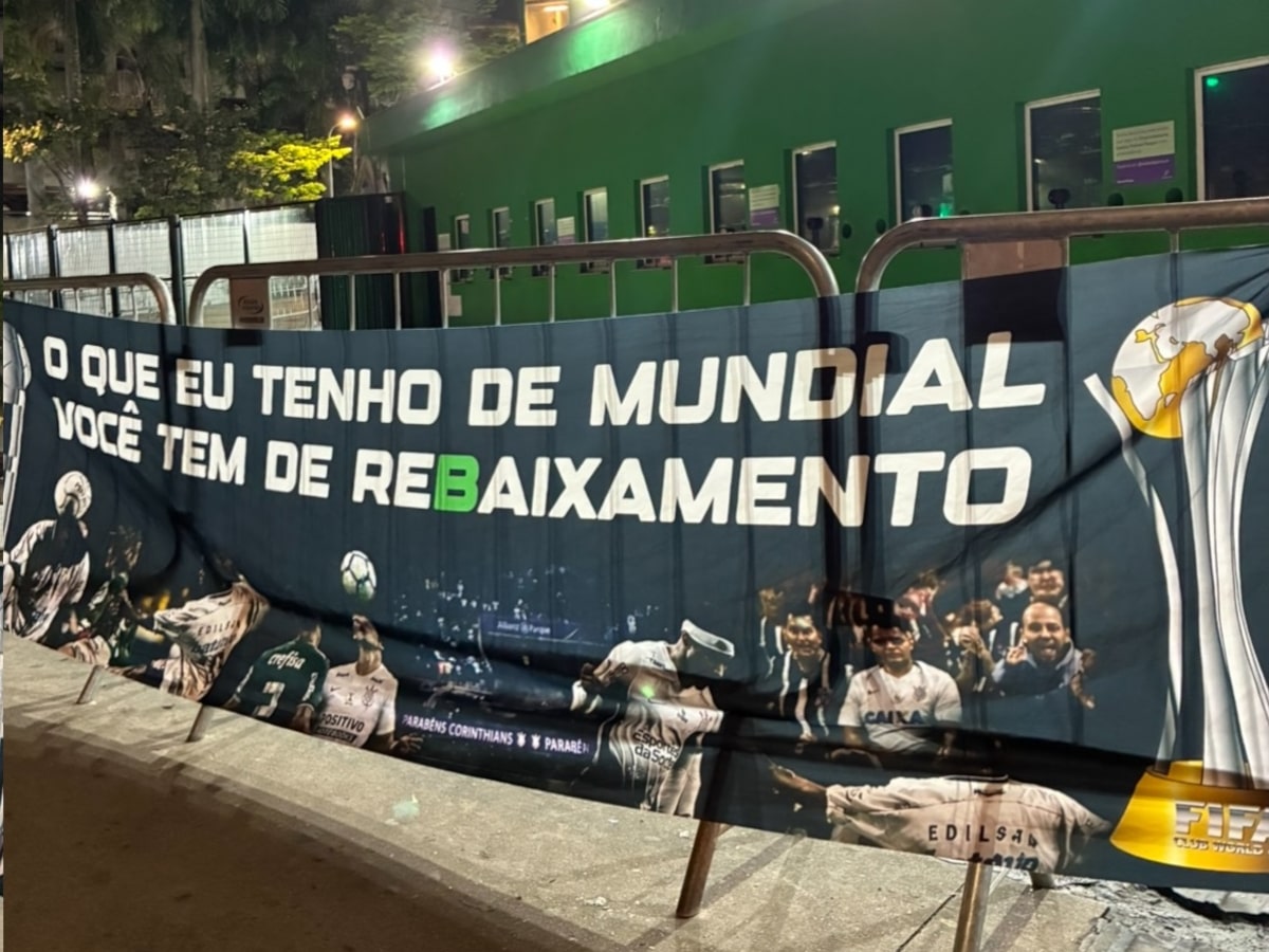 Torcida do Corinthians provoca Palmeiras com faixas sobre Mundial e rebaixamento antes do Dérbi