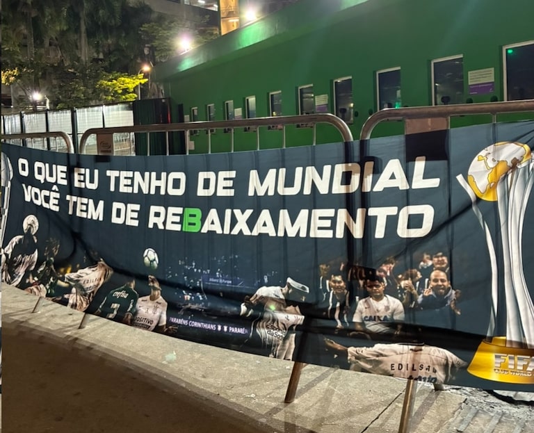 Torcida do Corinthians provoca Palmeiras com faixas sobre Mundial e rebaixamento antes do Dérbi