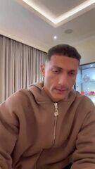 Richarlison volta a gravar vídeo sobre disputa de ilha envolvendo Flávio Bolsonaro