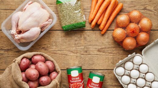Imagem da matéria: Fim do frango seco do domingo: cozido lentamente com os últimos pimentos da estação, ele derrete na língua e leva as papilas gustativas ao País Basco