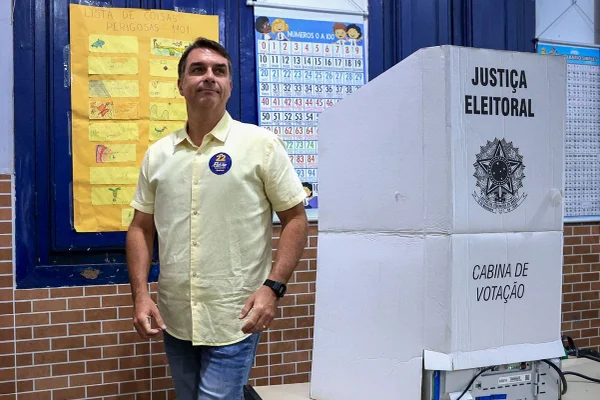 Com 56,2% dos votos, Flávio Bolsonaro vence Lula na Venezuela - destaque galeria