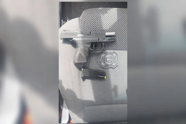 Pistola é achada perto do CPP em carro de mulher ligada a um detento