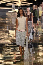 Modelo nigeriana que recriava desfiles da Chanel estreia na maison em Paris