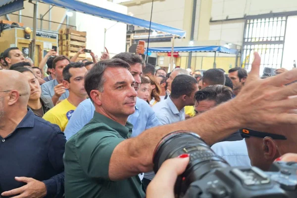 Flávio é orientado a evitar novidades no debate na Globo - destaque galeria