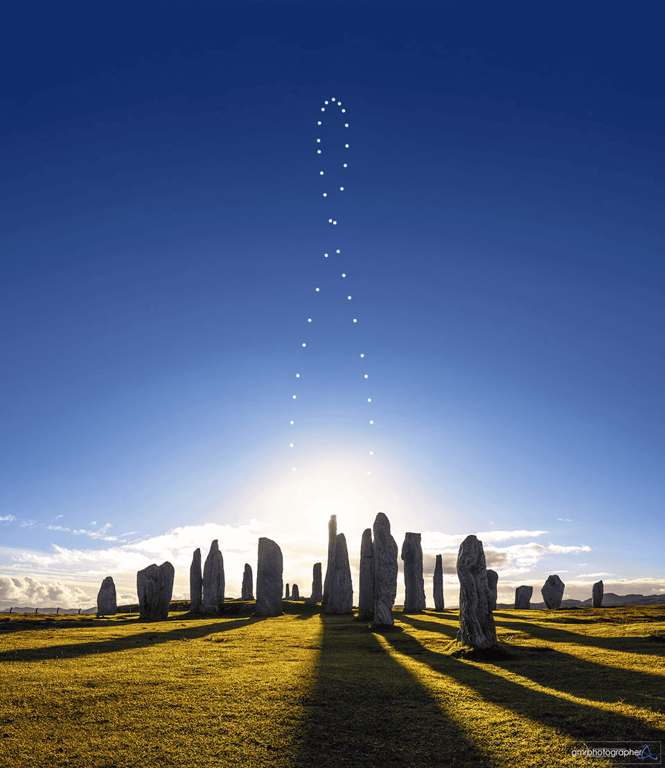 Composição de fotos do Sol ao longo do ano forma um "8" sobre Callanish Stones, registrada durante o solstício de inverno.