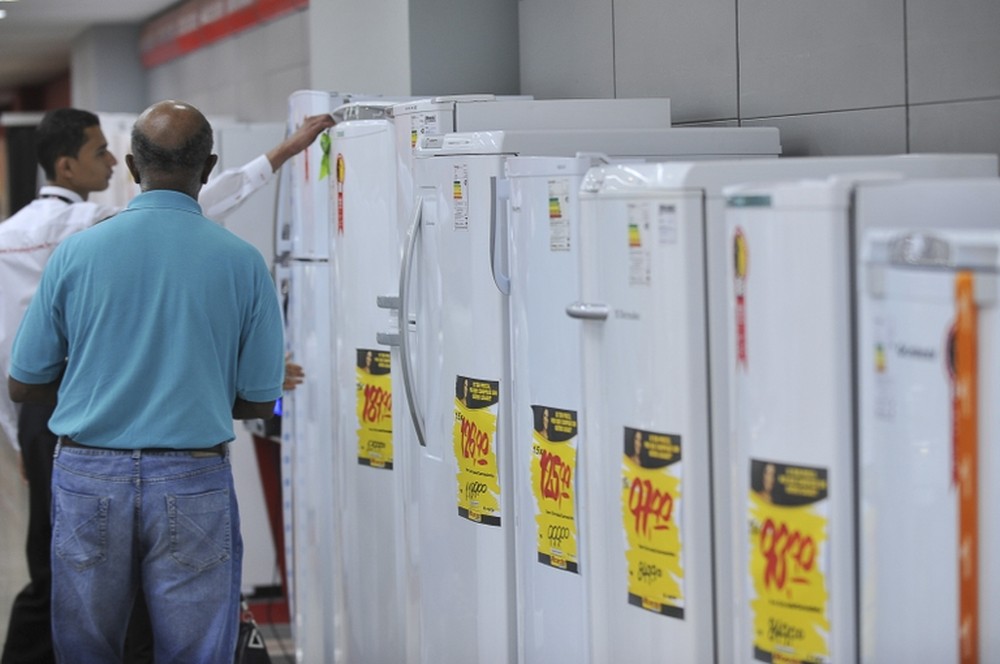 No caso das geladeiras, apesar de ter um custo maior, aparelhos mais eficientes gastam menos energia ao longo da vida útil do aparelho — Foto: Foto: Fábio Rodrigues/Agência Brasil
