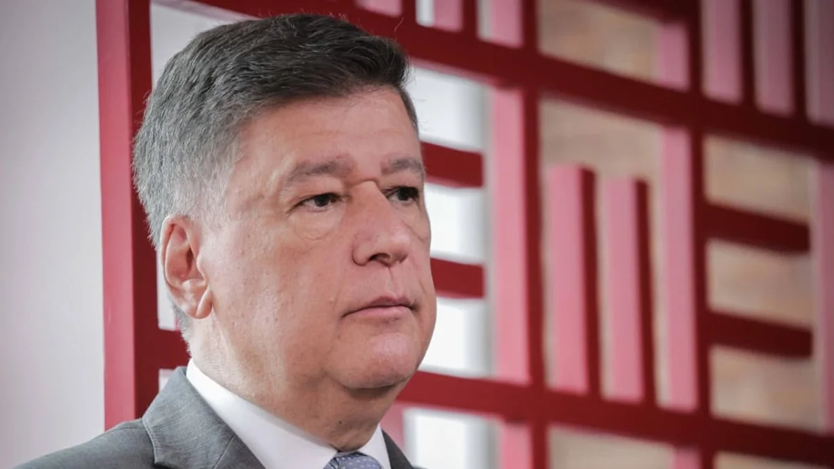 Derrotado, Carlos Viana acusa Nikolas de ter pensado "na própria vaidade"