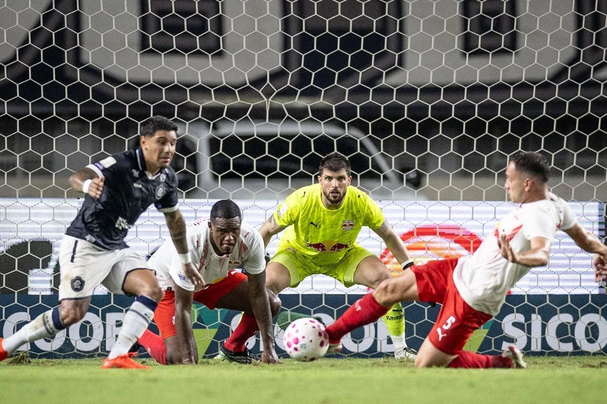 Foto colorida do jogo entre Remo e Bragantino - Metrópoles