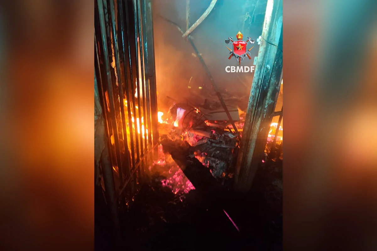 Bombeiros combatem incêndio residencial em Samambaia Norte