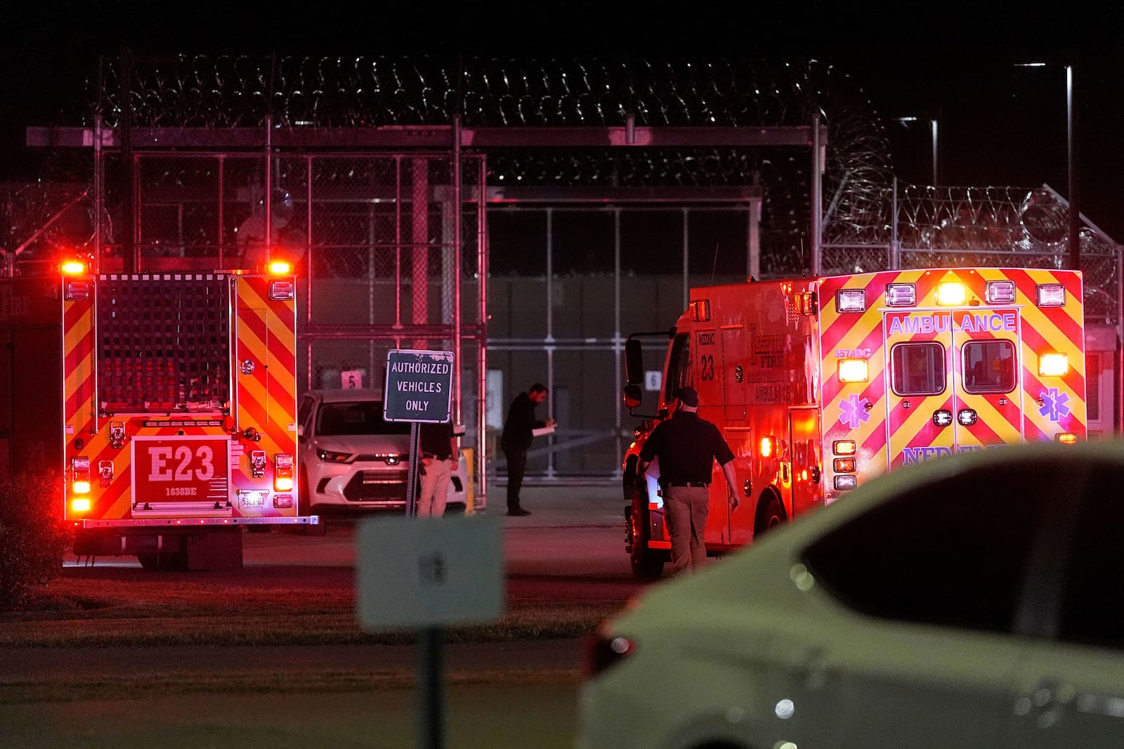 Veículos de emergência chegam à Penitenciária de Segurança Máxima Riverbend, em Nashville, depois que a execução de Christa Pike foi interrompida em 30 de setembro de 2026.