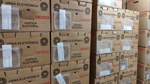 Como mais de 560 mil urnas chegam aos locais de votação em 2026?