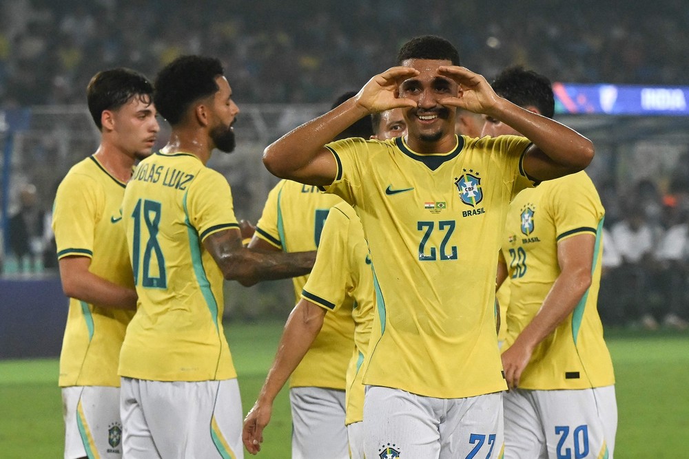 Samuel Lino marcou dois gols em Brasil x Índia — Foto: Dibyangshu SARKAR / AFP