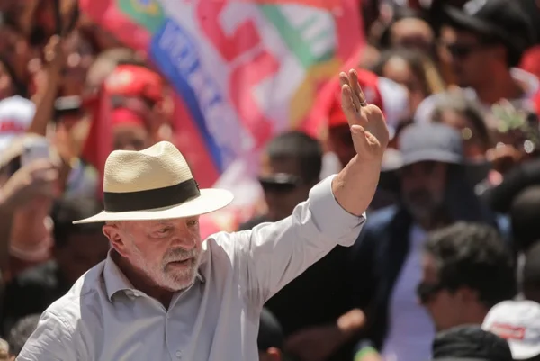 A 15 dias do 2º turno, campanha de Lula apara desavenças e muda estratégias