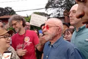 Presidente Lula cumprimenta apoiadores neste domingo (25/10)em São Paulo