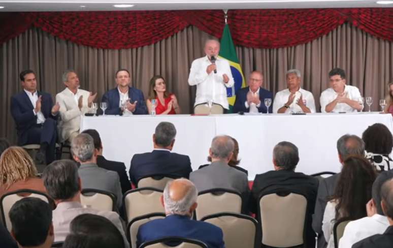 Brasília vira QG das campanhas de Flávio Bolsonaro e Lula para estratégias de 2º turno