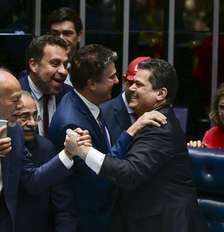 Presidente do Senado Federal, senador Davi Alcolumbre (União-AP) cumprimenta parlamentares, que comemoraram PEC que prevê fim da escala 6x1 Foto: Ton Molina/Agência Senado