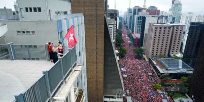 Militantes, simpatizantes e apoiadores do presidente da Rep&uacute;blica, Luiz In&aacute;cio Lula da Silva (PT), participam de um ato pol&iacute;tico em apoio &agrave; sua reelei&ccedil;&atilde;o na Avenida Paulista, na cidade de S&atilde;o Paulo (SP), neste domingo, 11 Foto: EDI SOUSA/ATO PRESS/ESTAD&Atilde;O CONTE&Uacute;DO