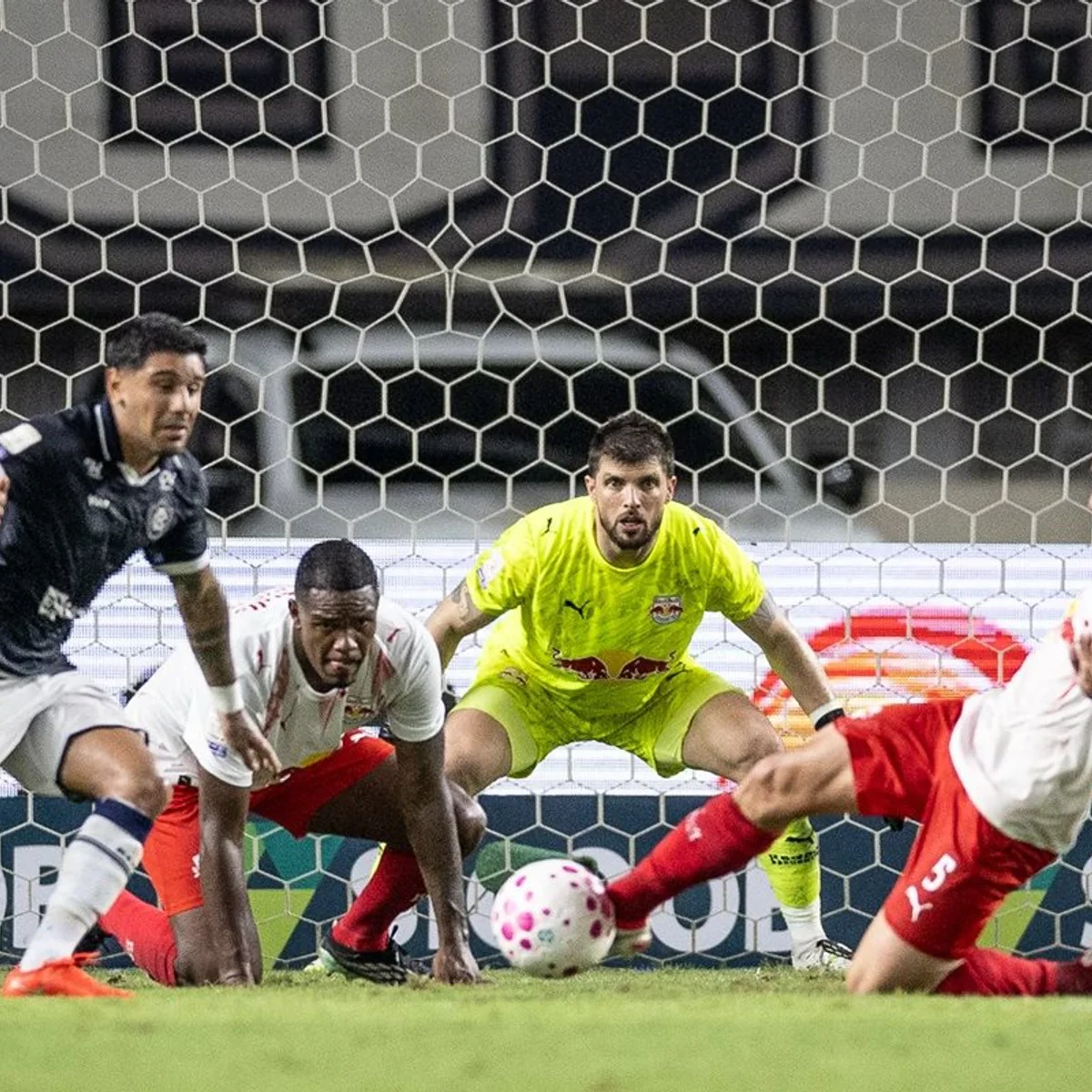 Em jogo com gols anulados, Remo e Bragantino empatam pelo Brasileirão