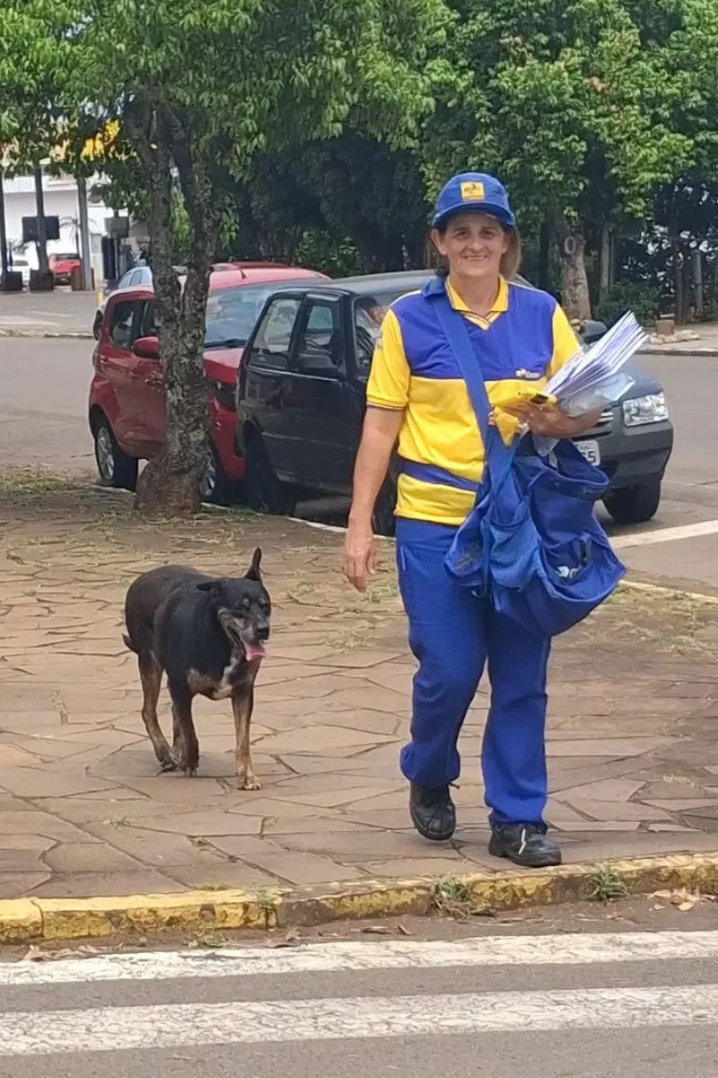 Cachorro ganha uniforme dos Correios após 10 anos acompanhando funcionária
