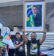 Reta final: ato de vice de Flávio tem fuzil de brinquedo e bandeira dos EUA - imagem 2