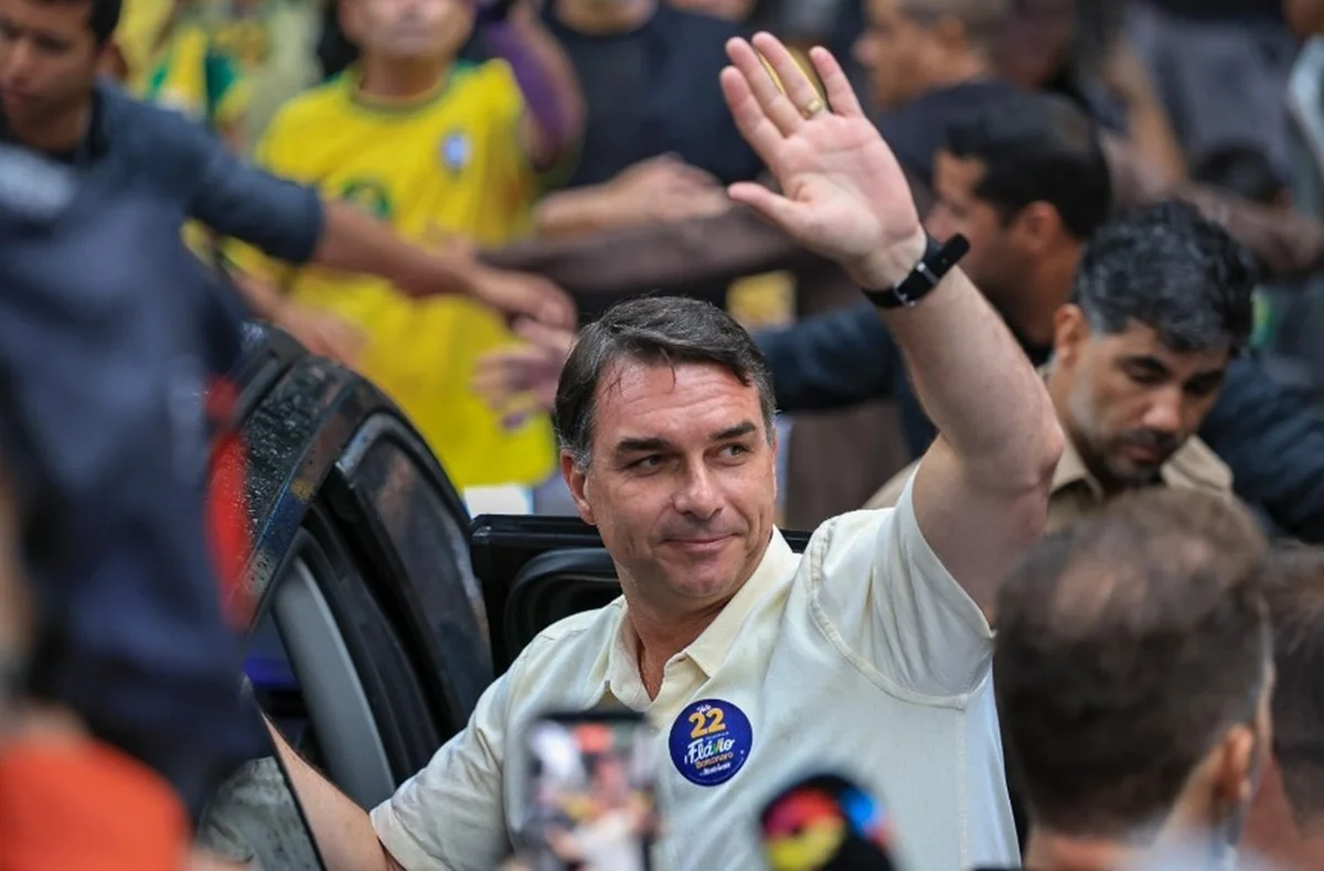 Com 56,2% dos votos, Flávio Bolsonaro vence Lula na Venezuela