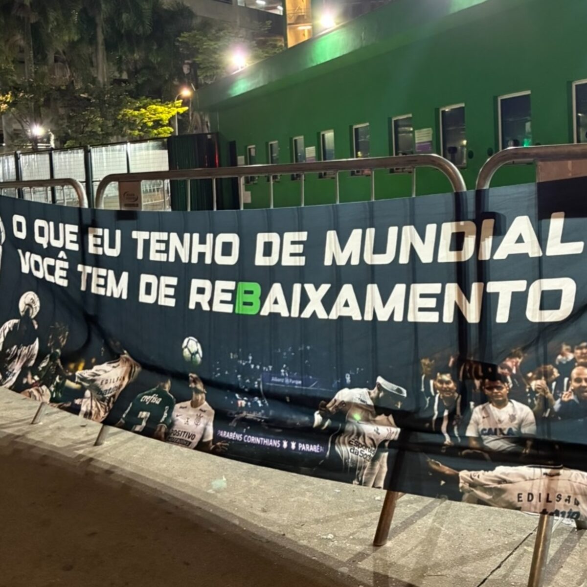 Torcida do Corinthians provoca Palmeiras com faixas sobre Mundial e rebaixamento antes do Dérbi