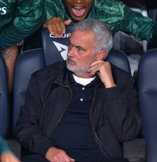 Foto: Mourinho no banco de reservas ( Reprodução/CazeTV) / Gávea News