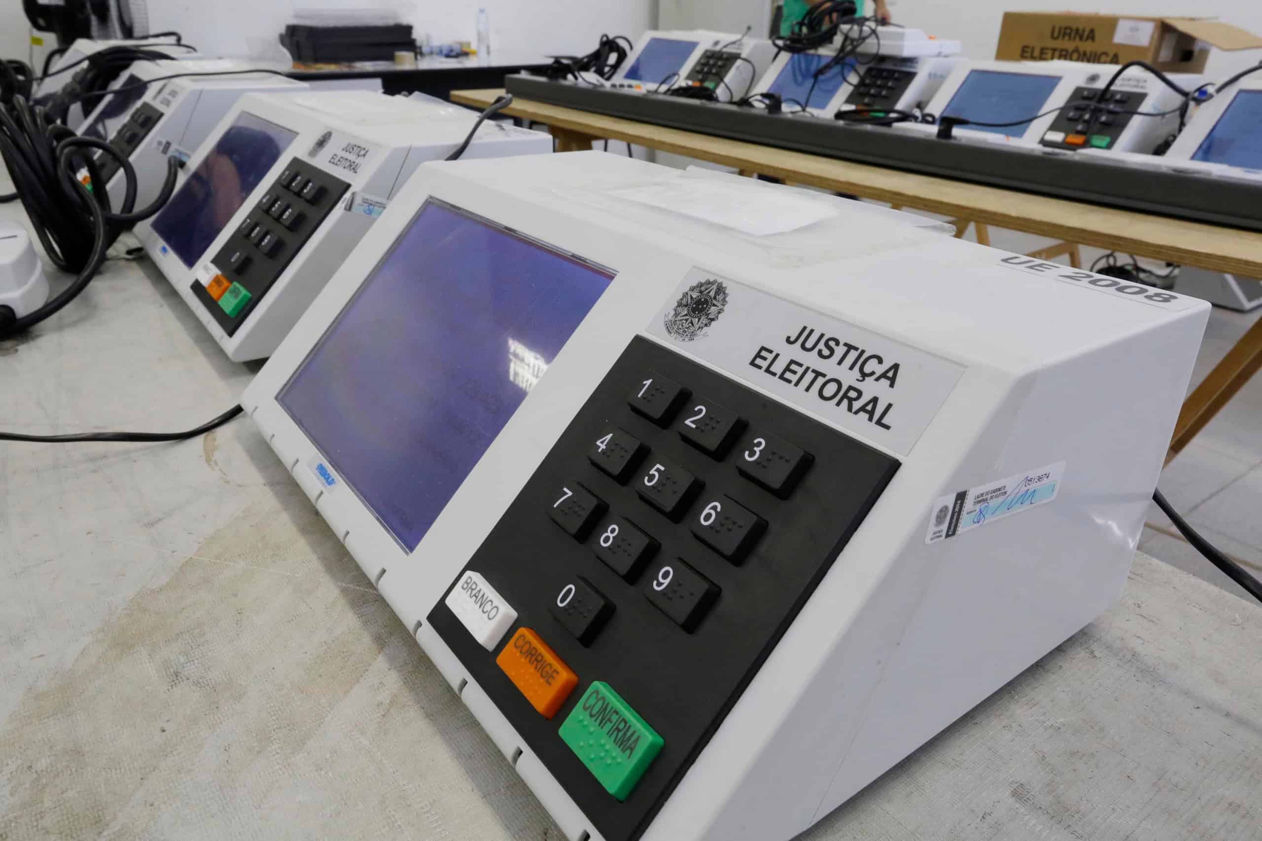 Como mais de 560 mil urnas chegam aos locais de votação em 2026?