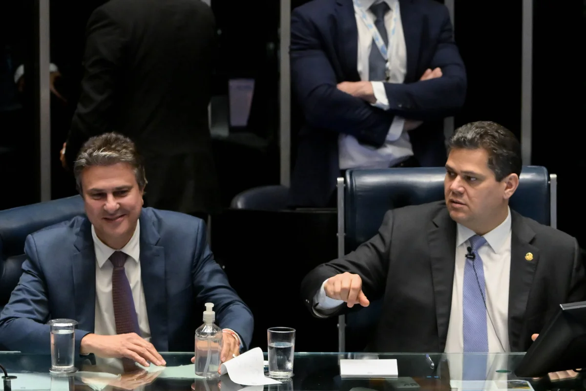 Coordenador da campanha Luiz Inácio Lula da Silva, Camilo Santana e o presidente do Senado Federal, Davi Alcolumbre, durante sessão plenária no Senado Federal 6x1 metropoles 2