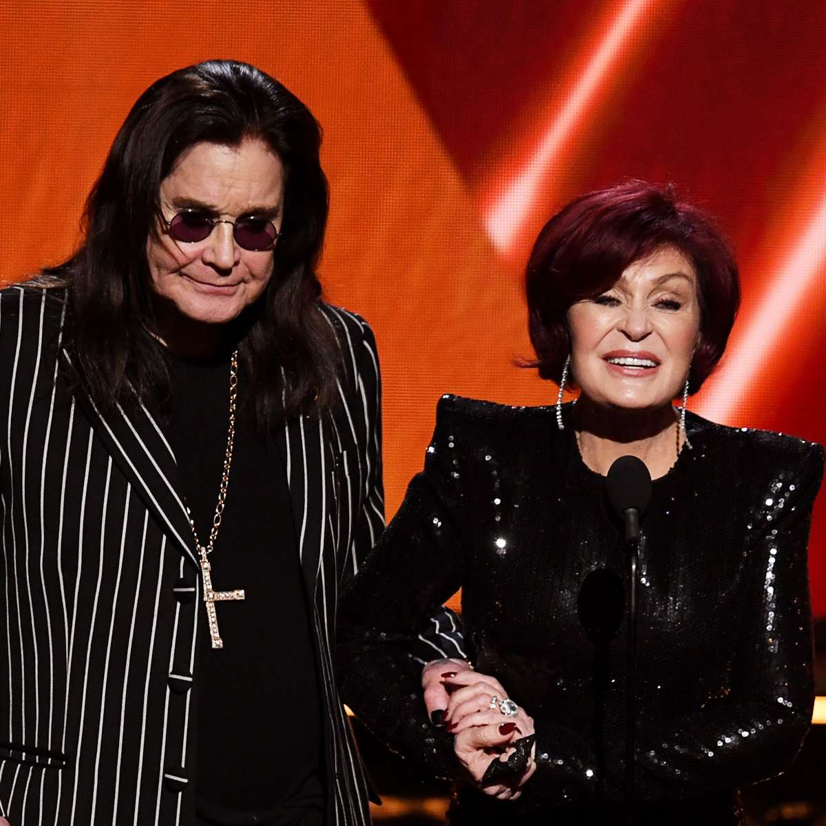 Sharon Osbourne diz que visita o túmulo de Ozzy todos os dias: 'Você nunca supera completamente'