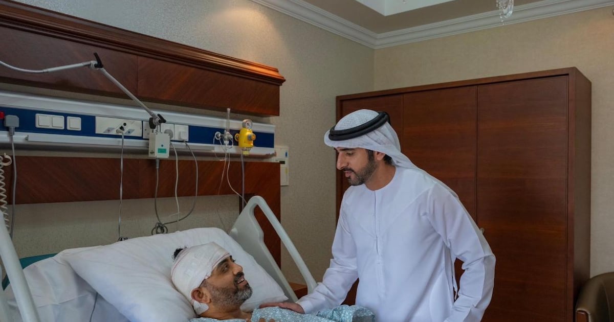 Príncipe herdeiro de Dubai visita piloto esfaqueado que salvou a vida de 180 pessoas em voo