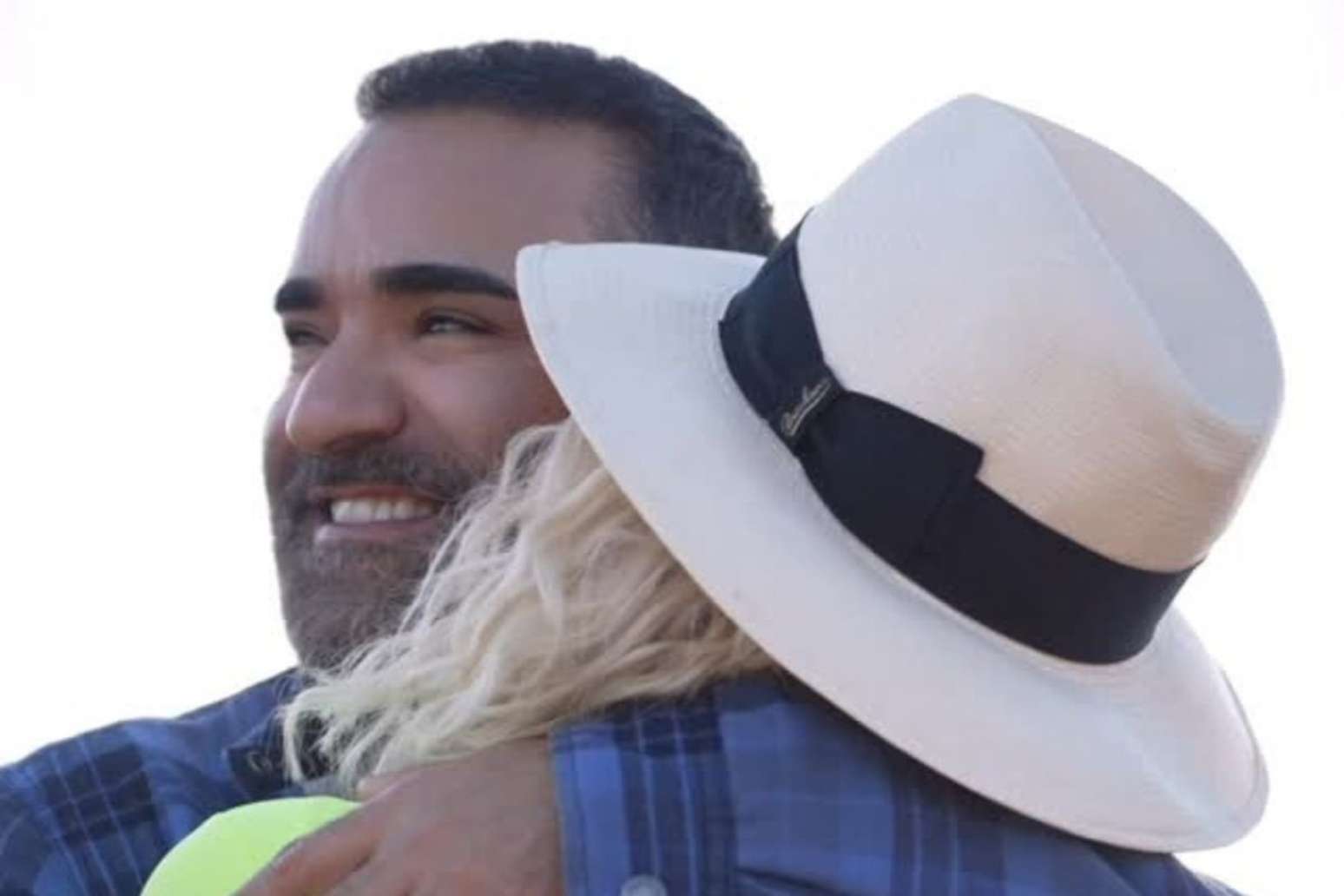 Ana Maria Braga posa abra&ccedil;ada com o marido