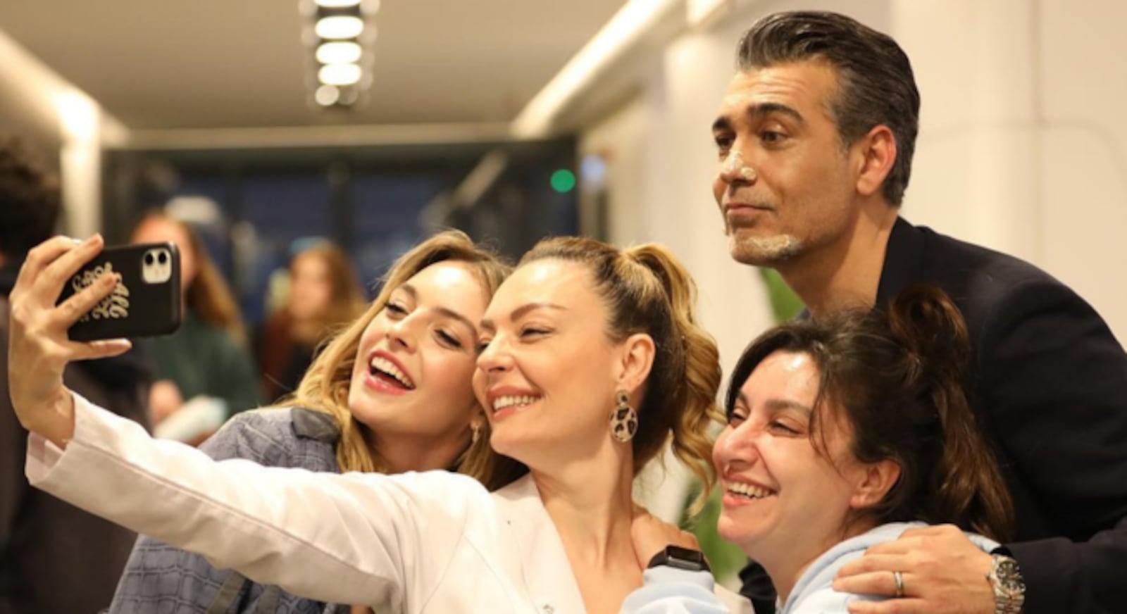 Atores de Iludida posam juntos em uma pausa nas gravações Reprodução/Instagram @ozzgeozder