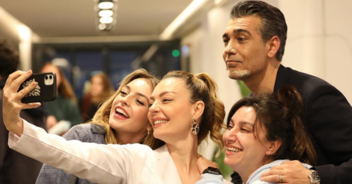 Hora da selfie! Derya, Derin e Volkan mostram parceria nos bastidores de Iludida