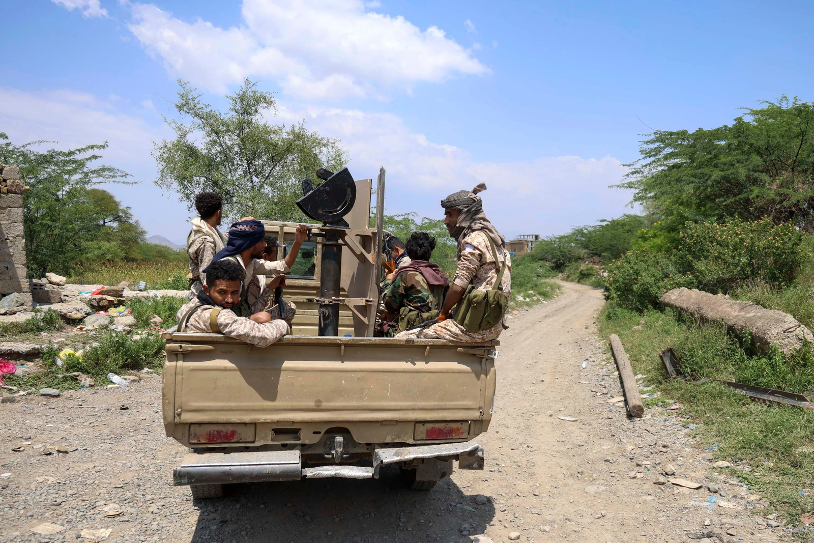 Forças iemenitas repelem grandes ataques houthis em Taiz, atingem alvos em Sanaa