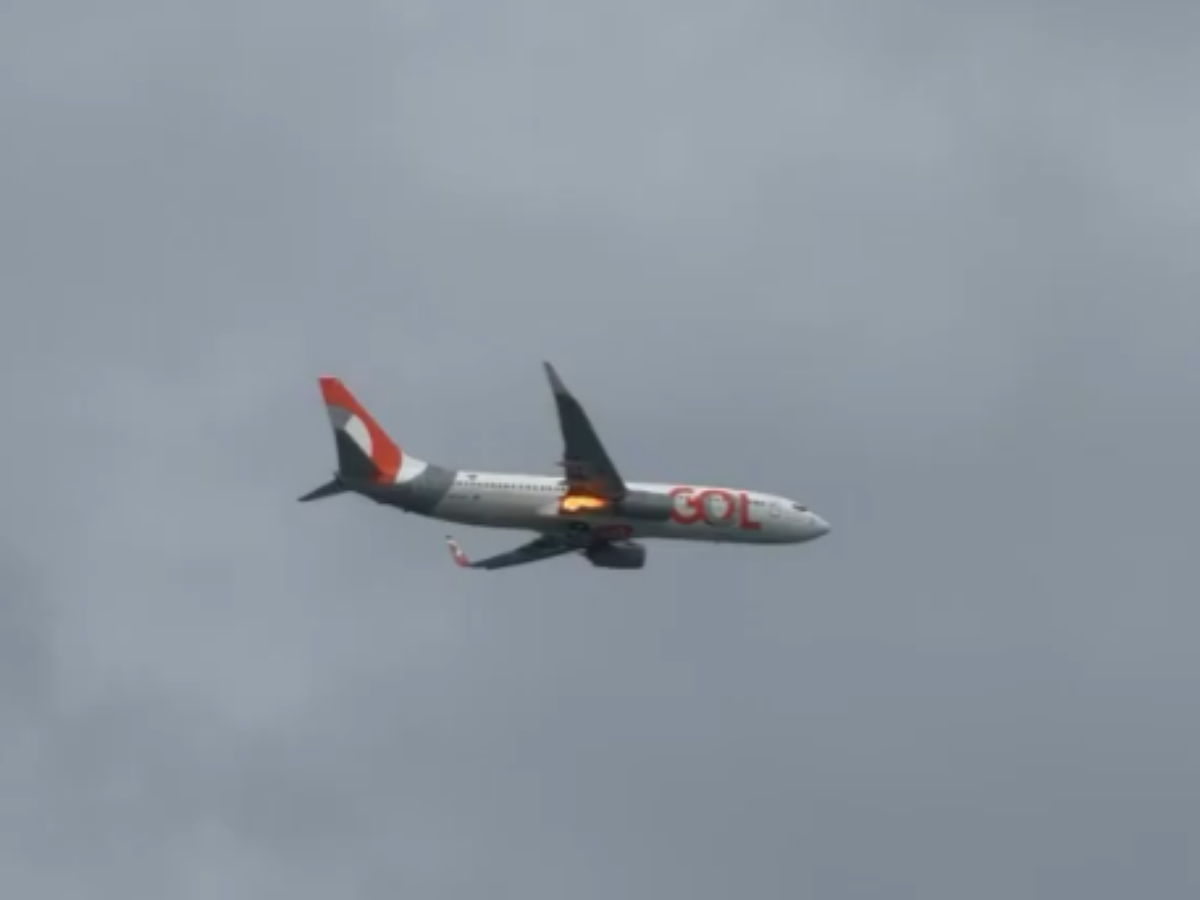Motor de avião da Gol pega fogo após colisão com pássaro em Recife (PE); aeronave deu voltas em círculos antes de pousar