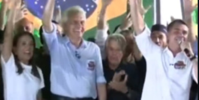 Caido e Fl&aacute;vio Bolsonaro em ato nesta ter&ccedil;a-feira, 6, em Goi&acirc;nia Foto: Reprodu&ccedil;&atilde;o/Instagram/@ronaldocaiado