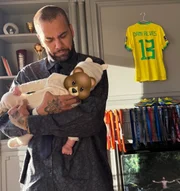 Joana Sanz posta clique raro de Daniel Alves com o filho no colo