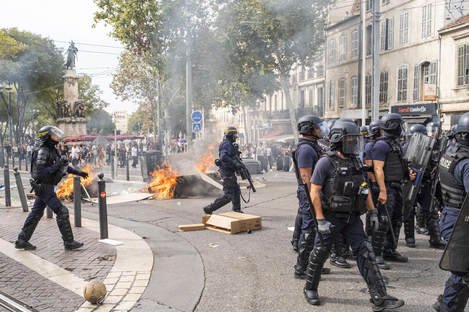 Um grupo reunido na Pra&ccedil;a Reforme ergue barricadas para bloquear a pol&iacute;cia em 6 de outubro de 2026, em Marselha, Fran&ccedil;a