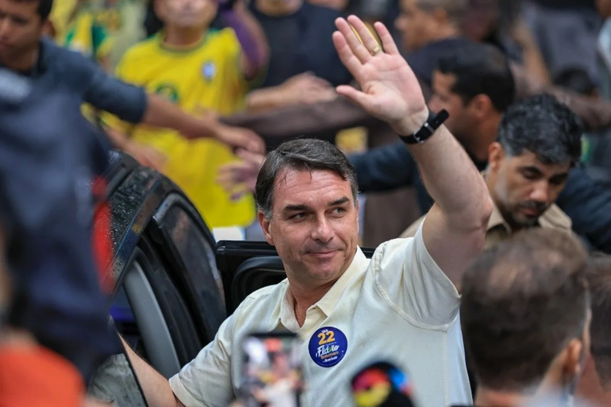 Com 56,2% dos votos, Flávio Bolsonaro vence Lula na Venezuela