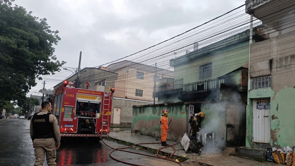 Incêndio destrói casa e mata uma pessoa carbonizada em BH