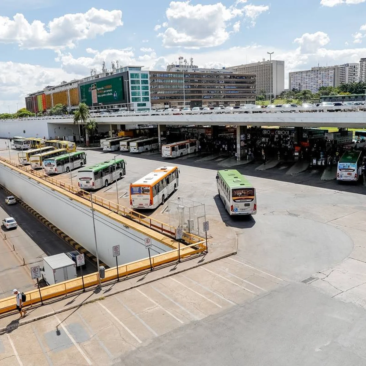 Linhas de ônibus terão reforço no domingo sem circulação do Metrô no DF