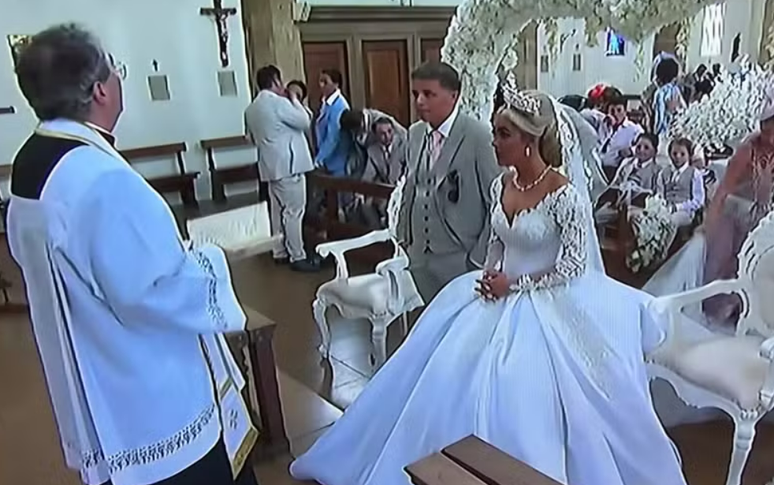 Noiva perde a paciência e grita com convidados em igreja: 'Calem a boca'