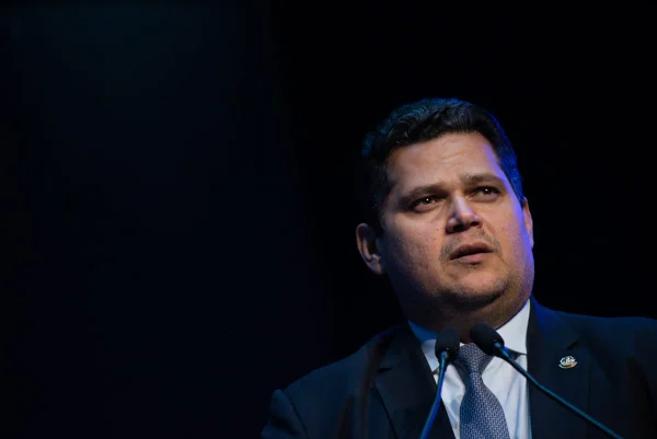 Fim da 6x1 tem dia decisivo com chance de votação em 2 turnos no Senado