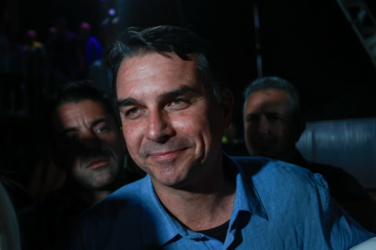 Flávio Bolsonaro deixa convenção do PL no Distrito Federal